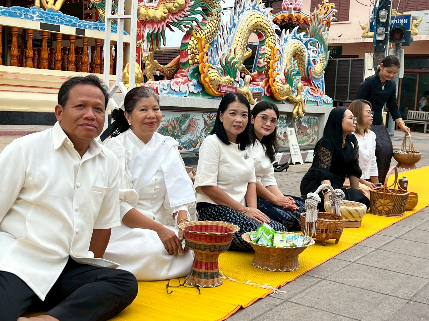 title - ส.ป.ก.ยโสธร ร่วมกิจกรรมทำบุญตักบาตรย้อนยุค วิถีถิ่น วิถีไทย   ณ ถนนคนเดินยโสธร เมืองเก่าบ้านสิงห์ท่า ประจำปีงบประมาณ พ.ศ. 2569